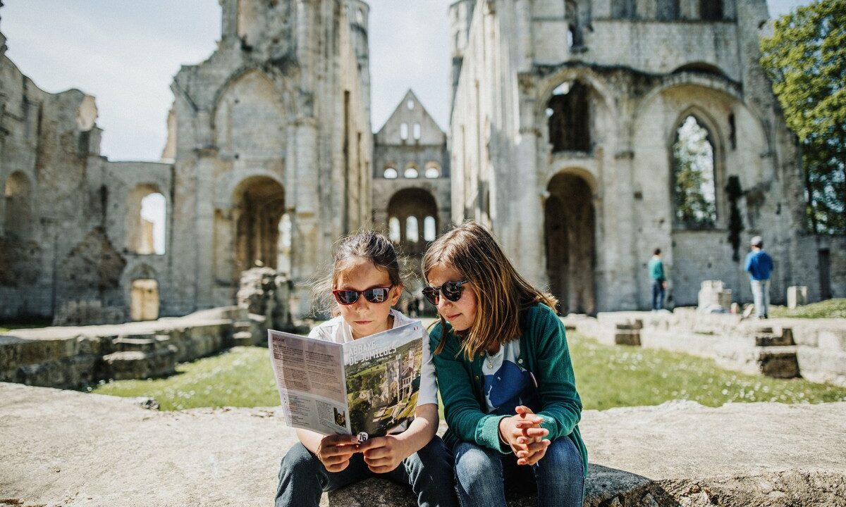 Enfants devant l'Abbaye de Jumièges par Coraline et Léo