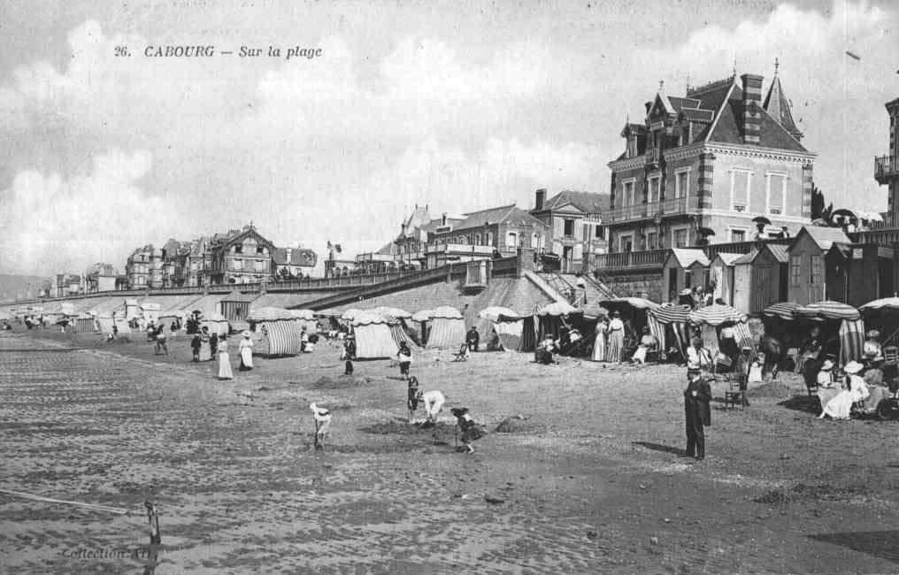 Carte postale ancienne : Cabourg sur la plage © CRT Normandie