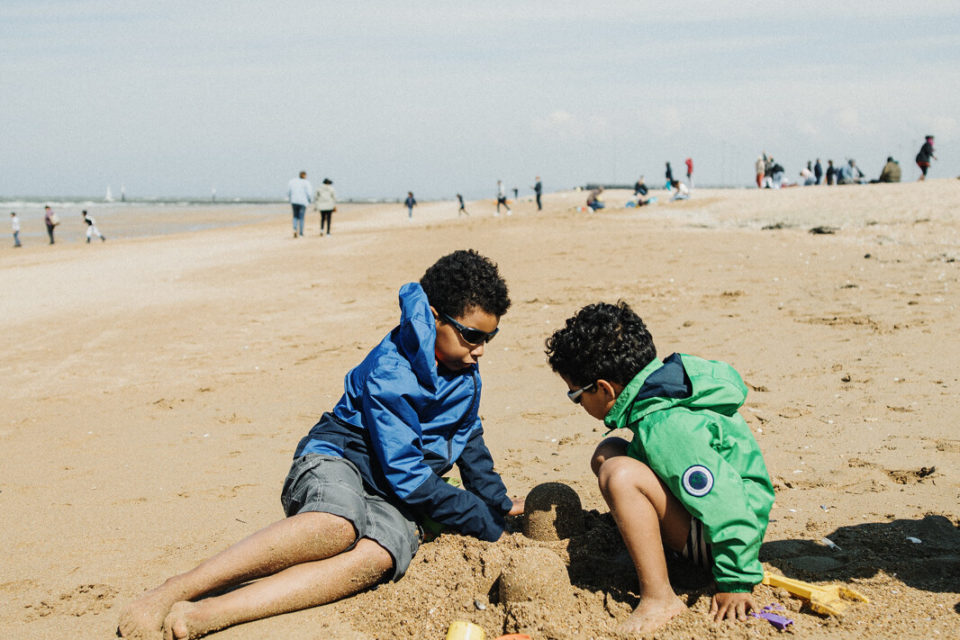 Jeux dans le sable en famille sur la plage, Ouistreham © Coraline et Léo