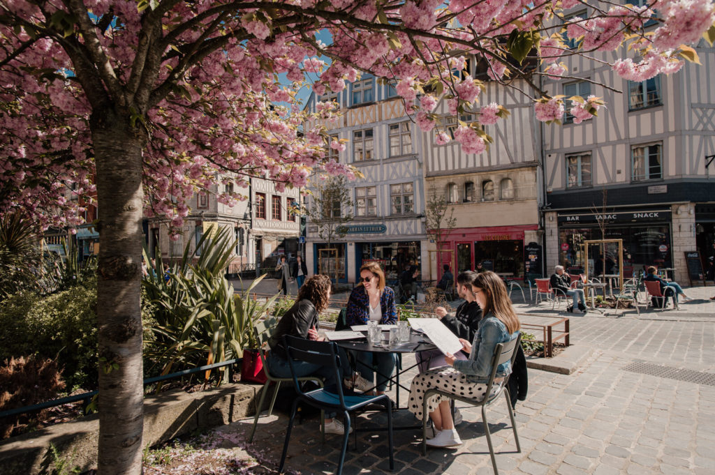 Terrasse à Rouen au printemps, restaurant Chez Ginette © Marie-Anaïs Thierry