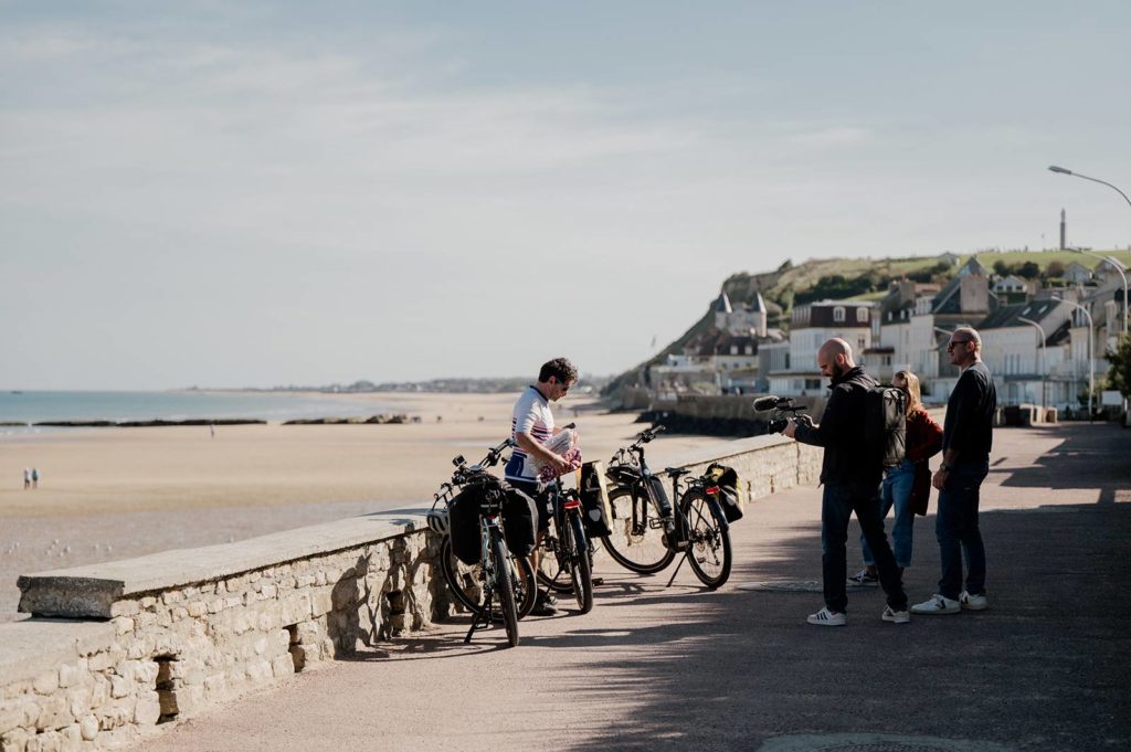 Tournage sur la plage d'Arromanches avec des vélos 