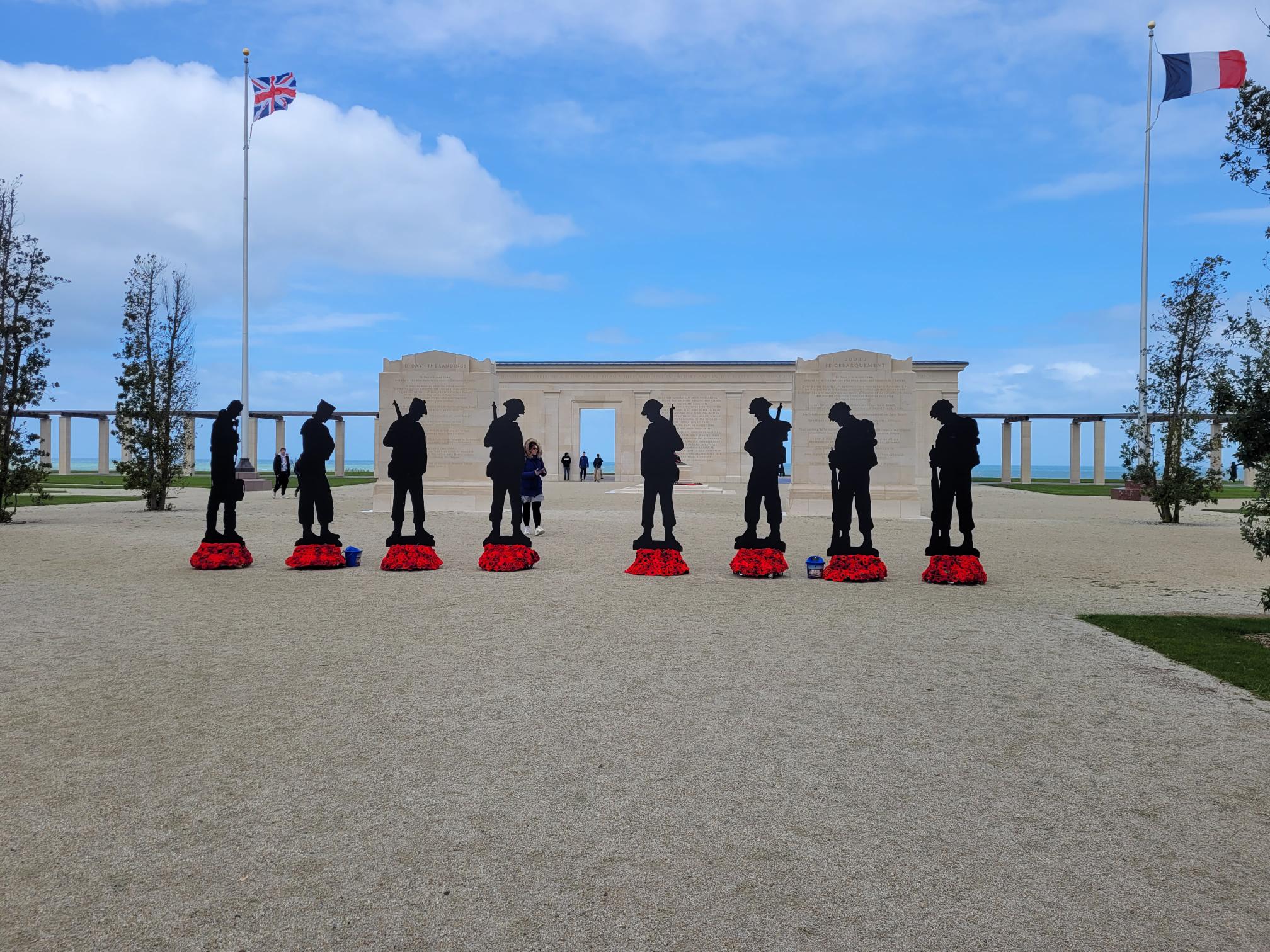 1475 Silhouettes Au M Morial Britannique De Ver Sur Mer Le Site Pro   Les Silhouettes Sur LEsplanade Du Memorial Britannique De Ver Sur Mer CD.Saussey 